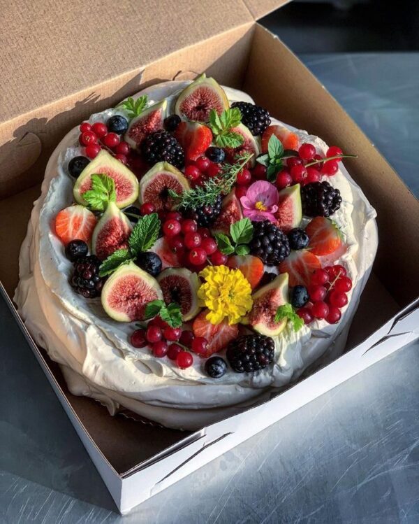 Cream cake with fresh fruits