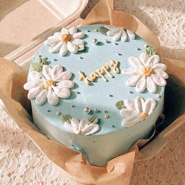 Light cream daisy cake